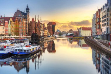 Gdansk, Polonya 'daki Motlawa nehrinin üzerinde güzel bir gün doğumu..