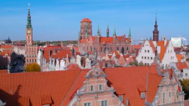 Polonya 'daki St. Mary Bazilikası ile Gdansk' taki eski şehrin havadan görüntüsü.