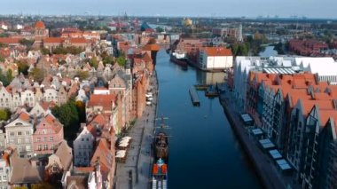 Polonya 'nın Motlawa nehri üzerindeki Gdansk kasabasının havadan görüntüsü.