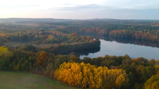 Incredibile Tramonto Sulla Foresta Autunnale Sul Lago Polonia — Video Stock