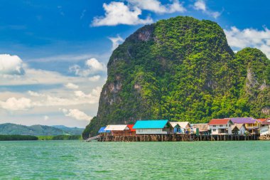 Tayland 'ın Phang Nga Körfezi' nde inşa edilen Koh Panyee yerleşiminin inanılmaz manzarası.