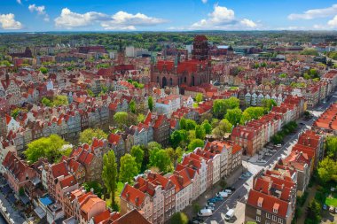 Gdansk 'taki eski şehrin havadan görünüşü. Yazın harika bir mimarisi var, Polonya.