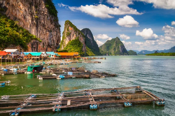 タイのパンガー湾にある竹筒に建てられたコパニー集落の素晴らしい景色 — ストック写真