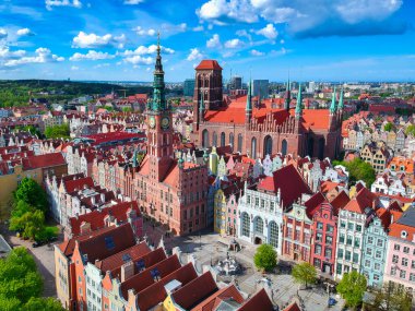 Gdansk 'taki eski şehrin havadan görünüşü. Yazın harika bir mimarisi var, Polonya.