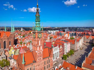 Gdansk 'taki eski şehrin havadan görünüşü. Yazın harika bir mimarisi var, Polonya.