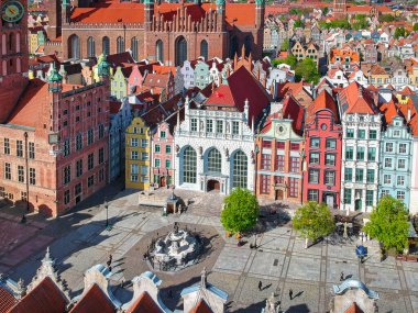 Gdansk 'taki eski şehrin havadan görünüşü. Yazın harika bir mimarisi var, Polonya.