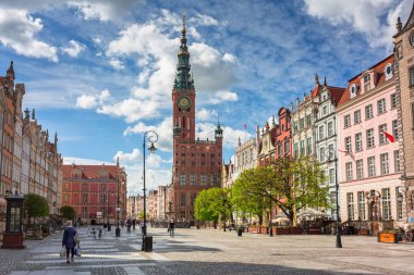 Gdansk, Polonya - 7 Mayıs 2020: Gdansk, Polonya 'daki eski kasabanın mimarisi. Gdansk, eski ortaçağ kasaba mimarisi ile Polonya Pomeranya 'nın tarihi başkentidir..