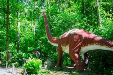 Malbork, Polonya - 1 Haziran 2020: Malbork, Polonya 'daki Dino Park' taki gerçekçi dinozor. Dino Park, hareket halindeki dinozorlar ve ejderhalarla dolu bir turistik merkezdir..
