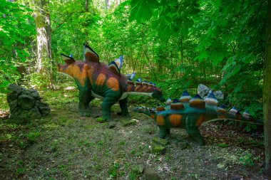 Malbork, Polonya - 1 Haziran 2020: Malbork, Polonya 'daki Dino Park' taki gerçekçi dinozor. Dino Park, hareket halindeki dinozorlar ve ejderhalarla dolu bir turistik merkezdir..