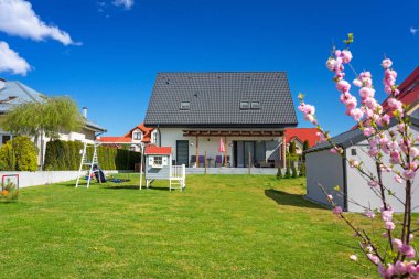 Yaz manzaralı, modern, bekar bir aile evi.