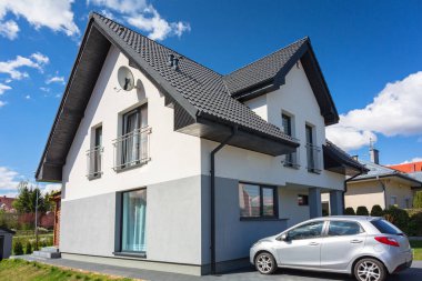 Yaz manzaralı, modern, bekar bir aile evi.