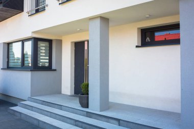 Giriş kapısı olan modern, bekar bir aile evi.