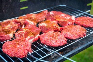 Bahçe barbeküsünde ızgara hamburger.