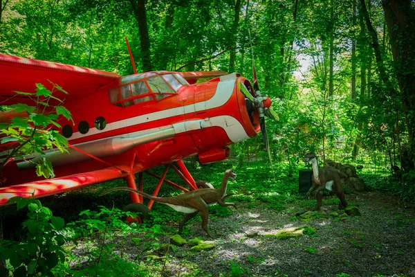 Maribork Polen Juni 2020 Realistische Raubtier Dinosaurier Und Rotes Flugzeug — Stockfoto