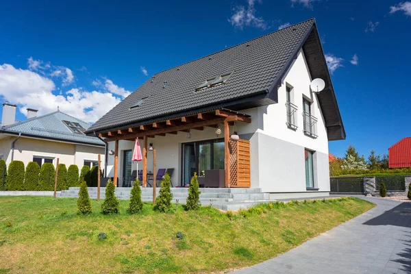 Modernes Einfamilienhaus Mit Garten Sommerlicher Landschaft — Stockfoto