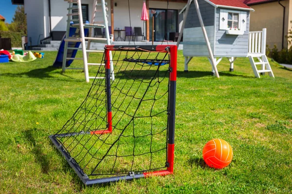 Tuin Speeltuin Voor Kinderen Met Een Mini Voetbal Doel — Stockfoto