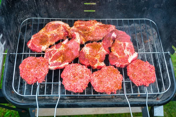 庭のバーベキューで焼きハンバーガー — ストック写真