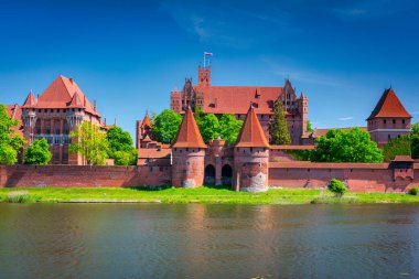 Yazın Nogat nehrinin yanındaki Malbork kalesi, Polonya
