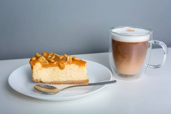 Latte Coffee Piece Cheesecake Caramel Peanuts Coating — Stock Photo, Image