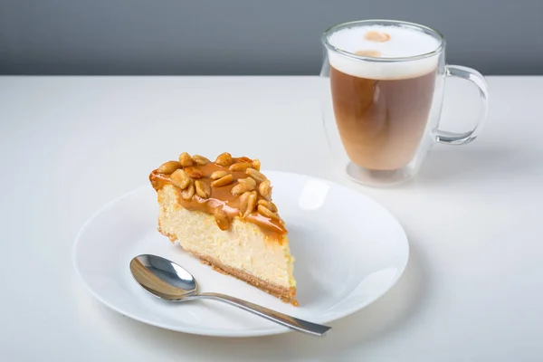 Café Latte Com Pedaço Cheesecake Com Revestimento Caramelo Amendoim — Fotografia de Stock