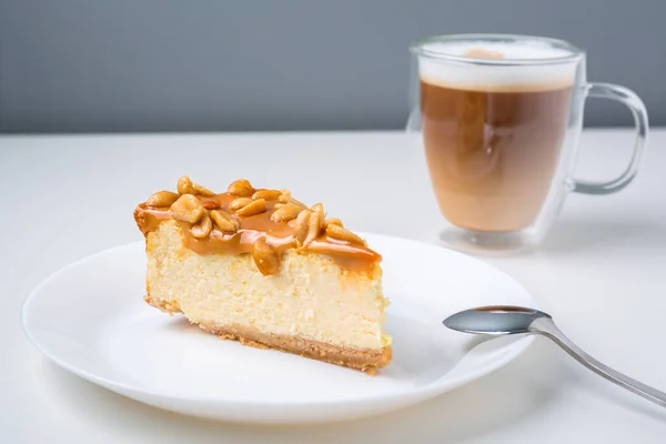 Latte Coffee Piece Cheesecake Caramel Peanuts Coating — Stock Photo, Image