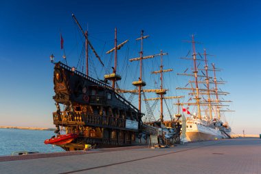 Gdynia, Polonya - 3 Haziran 2020: Polonya 'nın Gdynia kentindeki Baltık Denizi' nde korsanlık gemisi. XVII. Yüzyıl kalyonunu taklit eden bu gemi, Polonya 'nın Tri şehrinin büyük turistik cazibesidir..