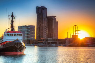 Gün batımında Baltık Denizi kıyısında Gdynia. Polonya