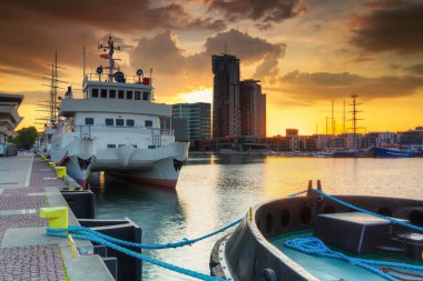 Gün batımında Baltık Denizi kıyısında Gdynia. Polonya