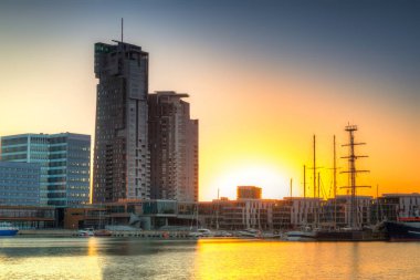 Gün batımında Baltık Denizi kıyısında Gdynia. Polonya