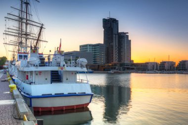 Gün batımında Baltık Denizi kıyısında Gdynia. Polonya