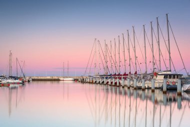 Baltık Denizi 'ndeki marinada güzel bir gün batımı ve Gdynia, Polonya' da yatlar..