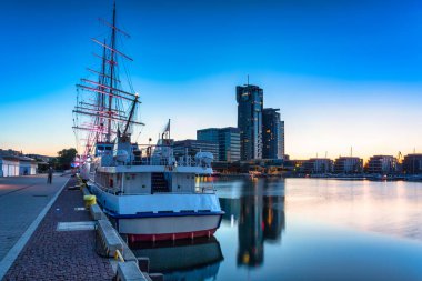 Alacakaranlıkta Baltık Denizi kıyısında Gdynia. Polonya