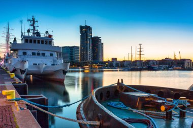 Alacakaranlıkta Baltık Denizi kıyısında Gdynia. Polonya