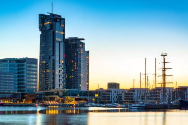Alacakaranlıkta Baltık Denizi kıyısında Gdynia. Polonya