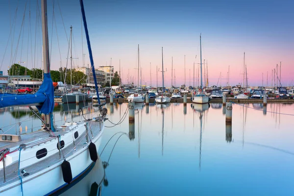 Splendido Tramonto Sul Porto Turistico Del Mar Baltico Con Yacht — Foto Stock