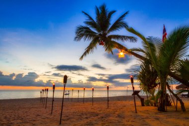 Ko Kho Khao adasında güzel bir gün batımı. Palmiye ağaçları, Tayland