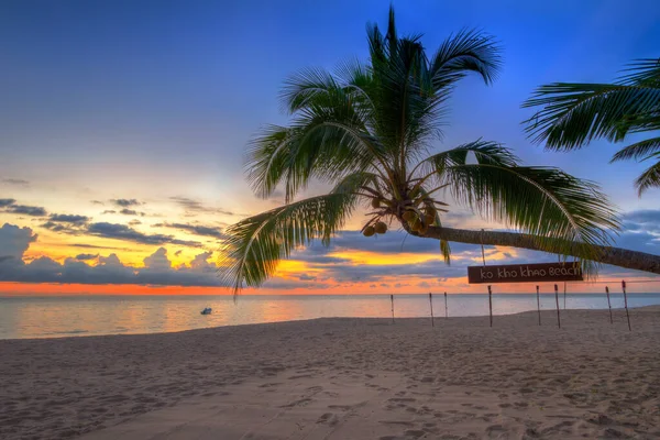 美丽的落日 在泰国高山的海滩上 有棕榈树 — 图库照片