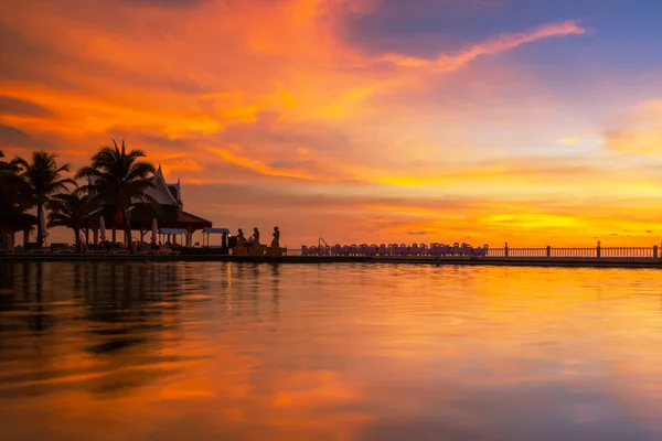 Καταπληκτικό Ηλιοβασίλεμα Αντανακλάται Στο Νερό Ταϊλάνδη — Φωτογραφία Αρχείου