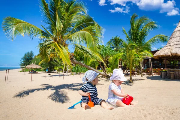 Pojke Och Flicka Tvillingar Tropiska Helgdagar Thailand — Stockfoto