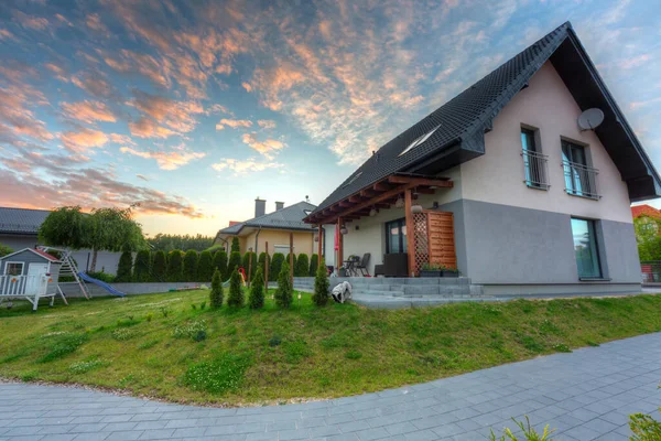 Una Moderna Casa Unifamiliar Con Jardín Atardecer — Foto de Stock