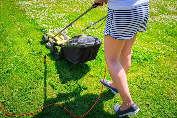 Woman Cutting Grass Her Yard Lawn Mower — Stock Photo, Image