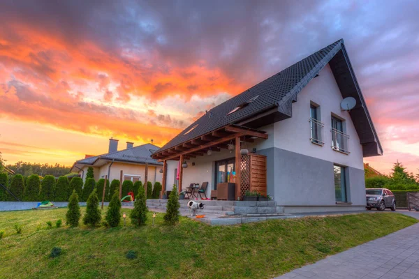 Modernes Einfamilienhaus Mit Garten Bei Sonnenuntergang — Stockfoto