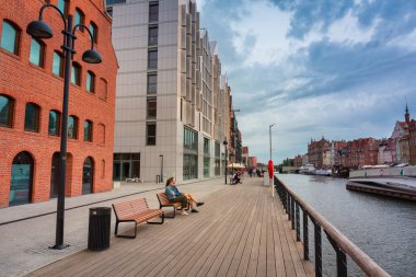 Gdansk, Polonya - 20 Haziran 2020: Motlawa nehri üzerindeki Gdansk şehrinin mimarisi. Gdansk, eski ortaçağ kasaba mimarisi ile Polonya Pomeranya 'nın tarihi başkentidir..