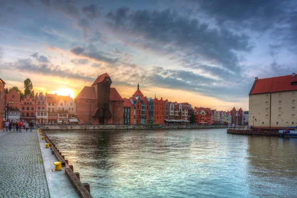 Oude Stad Gdansk Met Historische Havenkraan Rivier Motlawa Bij Zonsondergang — Stockfoto