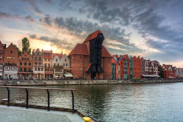 Oude Stad Gdansk Met Historische Havenkraan Rivier Motlawa Bij Zonsondergang — Stockfoto