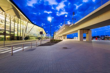 Gdansk, Polonya - 15 Nisan 2018: Polonya 'nın Gdansk kentindeki Lech Walesa Havaalanı' nın modern terminali. 2017 yılında 4.6 milyondan fazla yolcu ile Polonya 'nın en büyük üçüncü havaalanıdır.