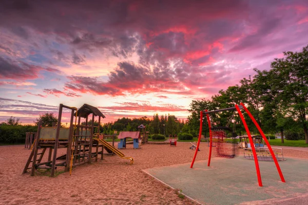 Schöner Sonnenuntergang Über Dem Kinderspielplatz Pruszcz Gdanski Polen — Stockfoto