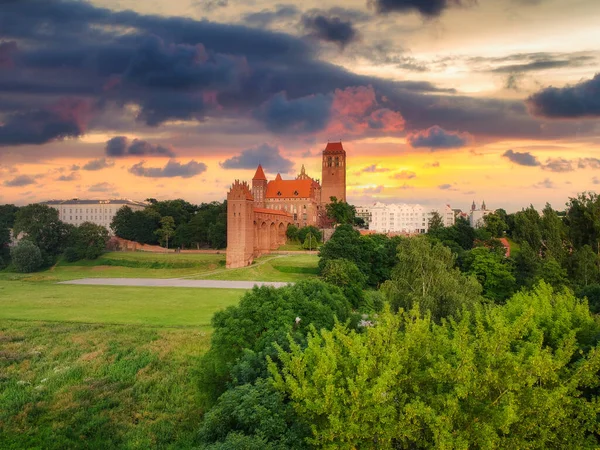 ポーランド 日没のKwidzyn城と大聖堂 — ストック写真