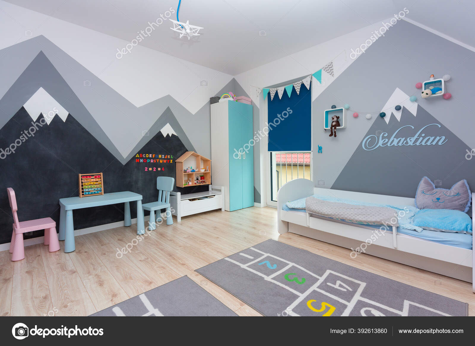 wall #triangle #paint #kinderkamer #kidsroom #girlsbedroom #meisjeskamer