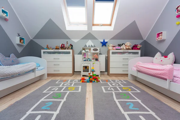 Kinderzimmer Für Einen Jungen Und Ein Mädchen Mit Bemalten Bergen — Stockfoto